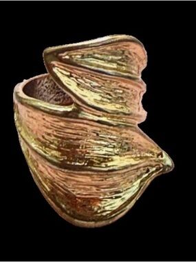 Vintage Gold-Toned Sculpted Leaf Ring - Elegant Women's Statement Jewelry